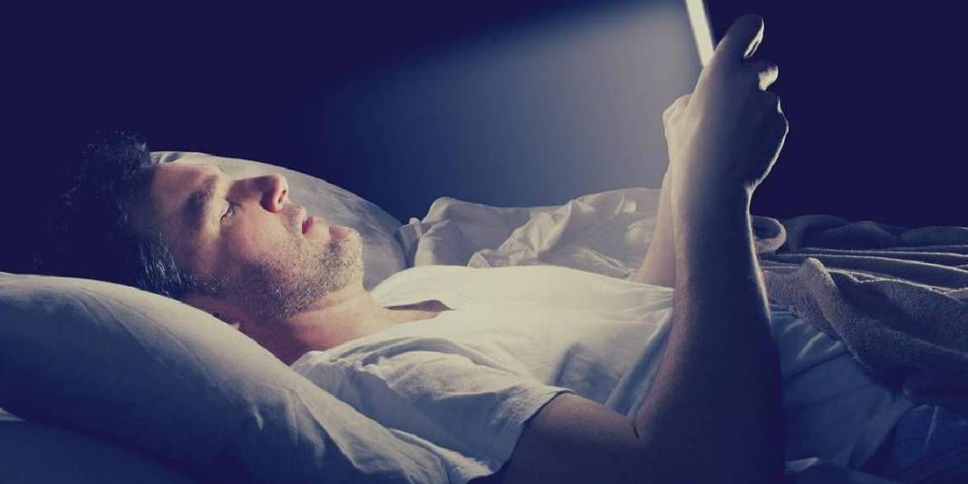 Yatakta telefon, uykuda kabus! Uyku öncesi telefon mesaisi yapanlar dikkat: O soruna davetiye çıkarıyor 4